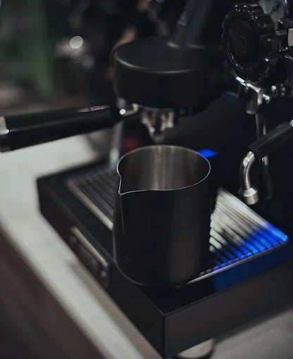 WPM 20OZ MATT BLACK COMPETITION PITCHER (LONG SHARP SPOUT)