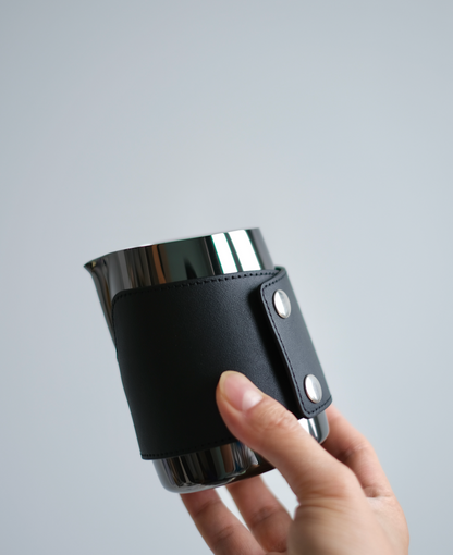 WPM 15OZ TITANIUM BLACK MILK PITCHER (SHARP SPOUT) WITH LEATHER SLEEVE